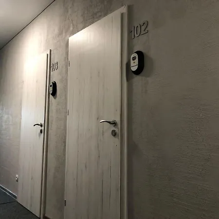 Estrella Nakvynė ir pusryčiai *